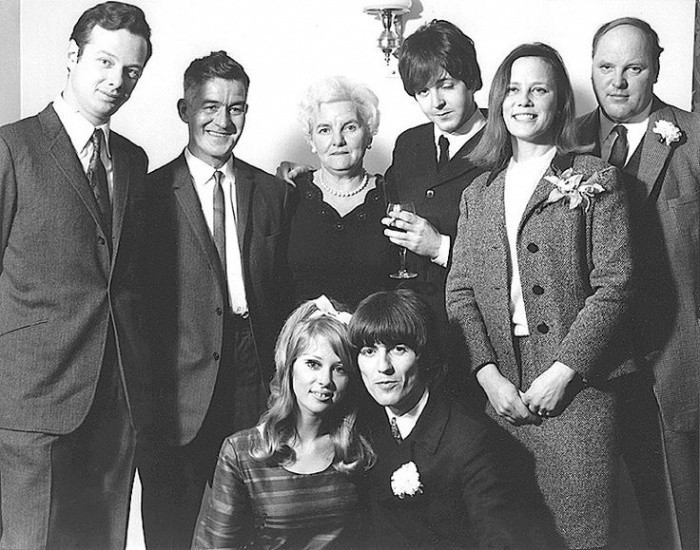 Пьяный Пол Маккартни на свадьбе Джорджа Харрисона. 1966г.