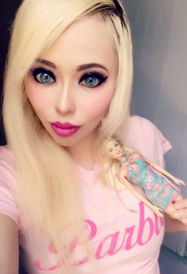 Женщина прошла долгий путь, превратившись из гота в куклу Барби