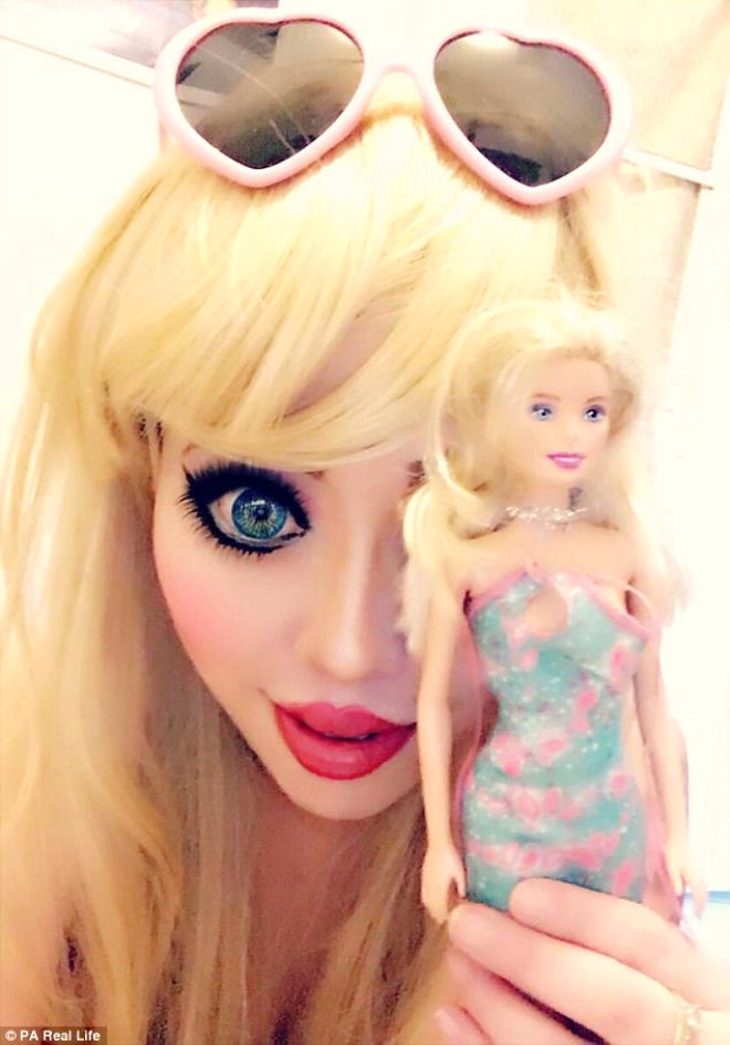 Женщина прошла долгий путь, превратившись из гота в куклу Барби