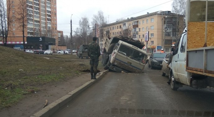 Как рассказали в теплосетях, в грузовике коммунальщики приехали, чтобы устранить аварию на сетях, но до места доехать не смогли. Тяжелая машина провалилась под землю, размытую из-за протечки. 