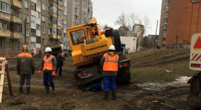 В Ижевске КАМАЗ провалился под землю