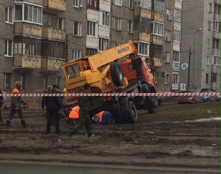 В Ижевске КАМАЗ провалился под землю