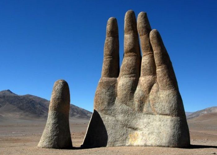 В 75 км от города Антофагасты находится главный рукотворный символ Атакамы – 11-метровая скульптура «Рука пустыни», установленная здесь в марте 1992 года. Скульптура изображает человеческую ладонь левой руки, возникающую из-под земли.