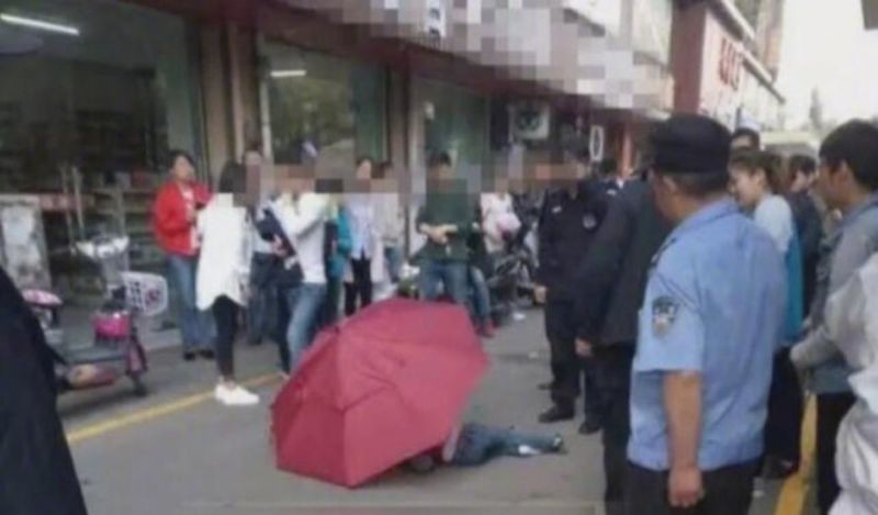 Китайский мальчик выпрыгнул из окна с зонтом в качестве парашюта