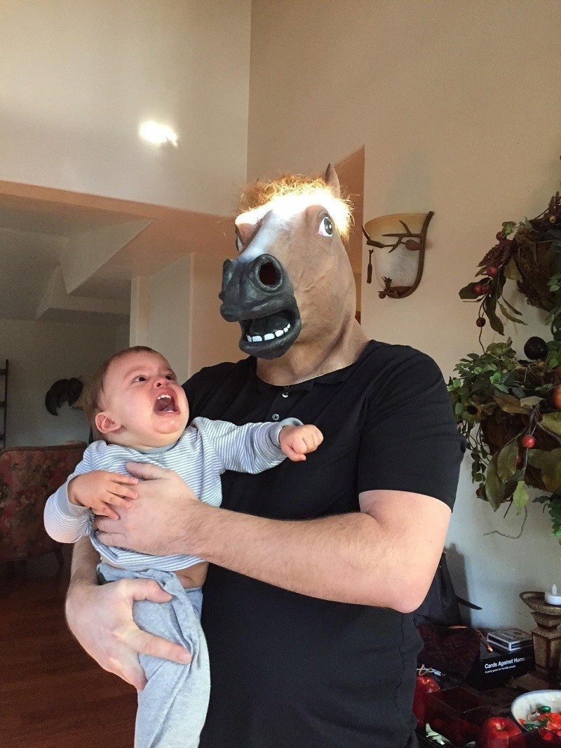 Кажется ребёнку не нравятся лошади 