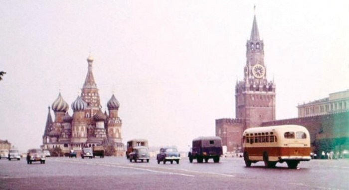  Автомобильное движение на Красной площади в Москве, СССР, 1960 год.