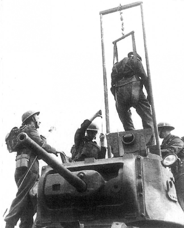 Британские солдаты испытывают специальный кран для извлечения раненых танкистов, Вторая мировая.