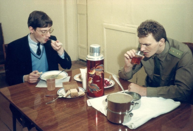 Матиас Руст (слева), 18-летний немецкий пилот-любитель, поразивший мир посадкой своего самолета на Васильевском спуске в мае 1987 года, обедает в суде, 1987 год.