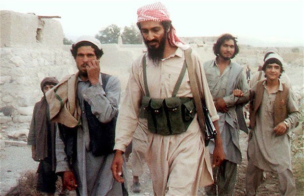 Усама бен Ладен с афганцами в районе Джелалабада во время войны против Советского Союза, 1989 год.
