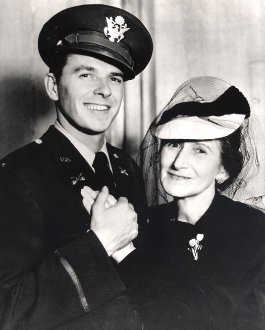 Лейтенант армии США Рональд Рейган со своей матерью Нелли, 1942 год.