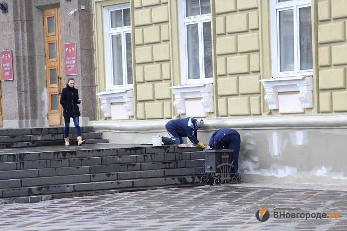 1. Здание Правительства Новгородской области покрывают свежей краской к приезду первого лица государства