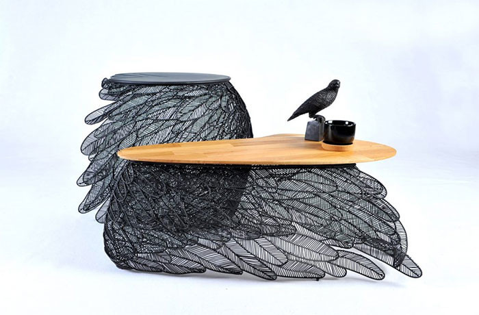 Приставной и кофейный столики Feather. Стальной каркас из "перьев" дает ощущение легкости и невесомости