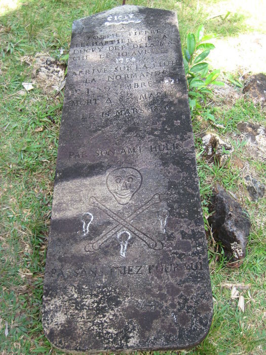 Могила Joseph Pierre Lechartier (1834 г.) с черепом и костями на пиратском кладбище острова Сент-Мари. 