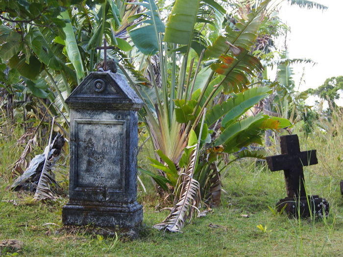 Сохранившиеся надгробия на пиратском кладбище. 