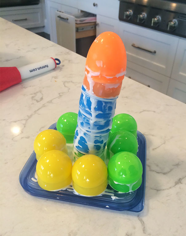 "Вот такую башню из яиц собрал мой племянник, чтобы отнести в школу на Пасху"