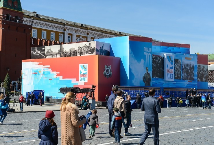 Знамёна поверженного врага бросали к подножию Мавзолея