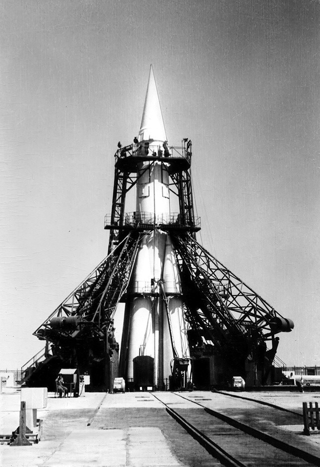 Ракета Р7 на стартовом комплексе перед первым удачным запуском, 21 августа 1957 года, СССР