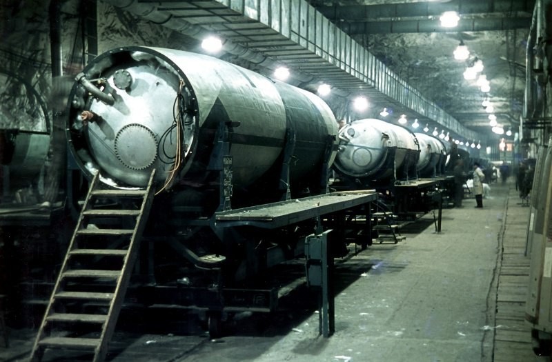 Топливные баки ракет Фау-2 (V-2) на сборочном конвейере в туннеле «Б» подземного завода Дора-Миттельбау, 1944 год.
