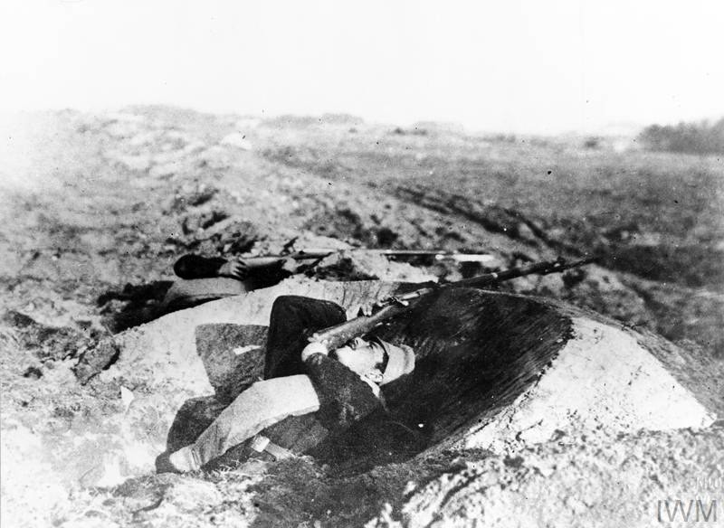 Русский солдат ведет стрельбу из окопа не подставляясь под ответный огонь, 1914 год.