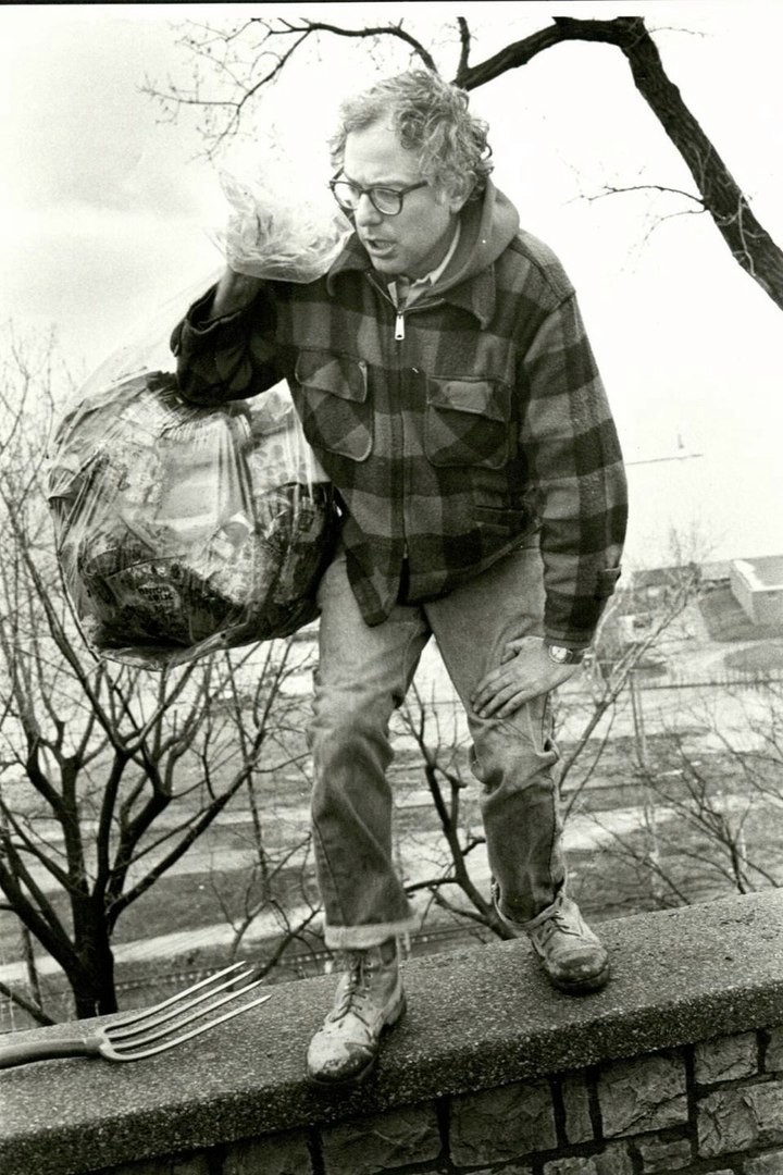 Мэр города Бёлингтон Берни Сандерс собственноручно убирает мусор в общественном парке после своего первого избрания, 1981 год.