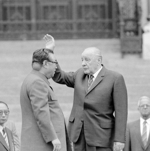 Редкое фото лидера КНДР Ким Ир Сена, где видна опухоль на его шее. Фотографам запрещалось фотографировать правую сторону его лица