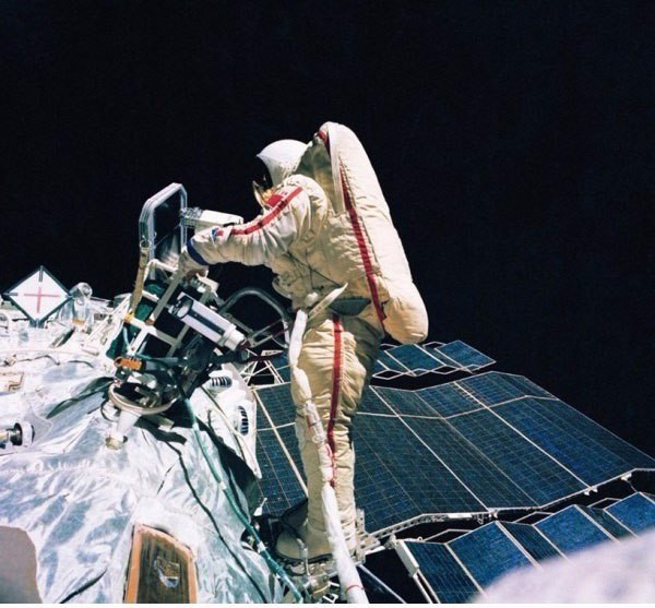 Светлана Савицкая - первая в мире женщина, вышедшая в открытый космос 25 июля 1984 года.
