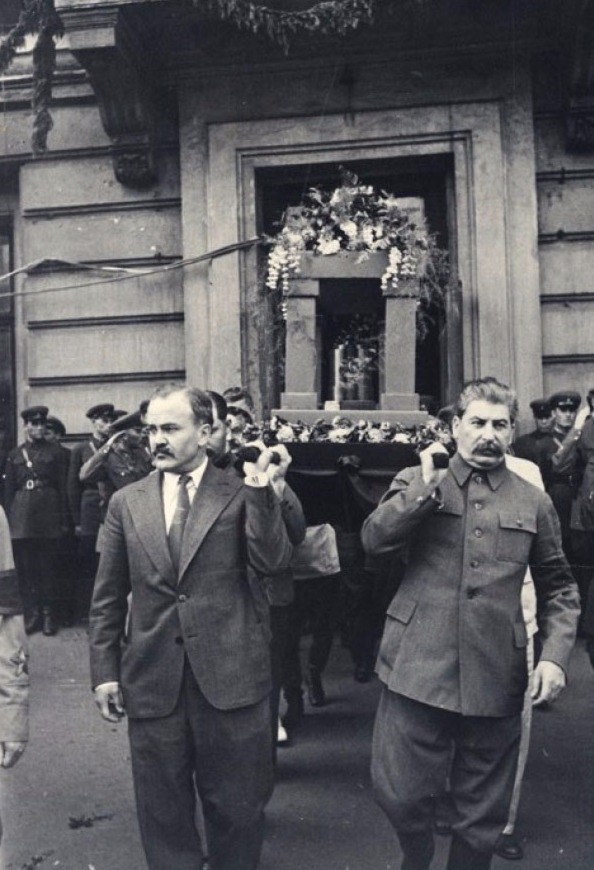 Иосиф Сталин и члены Политбюро несут урну с прахом Максима Горького, 21 июня 1936 год.