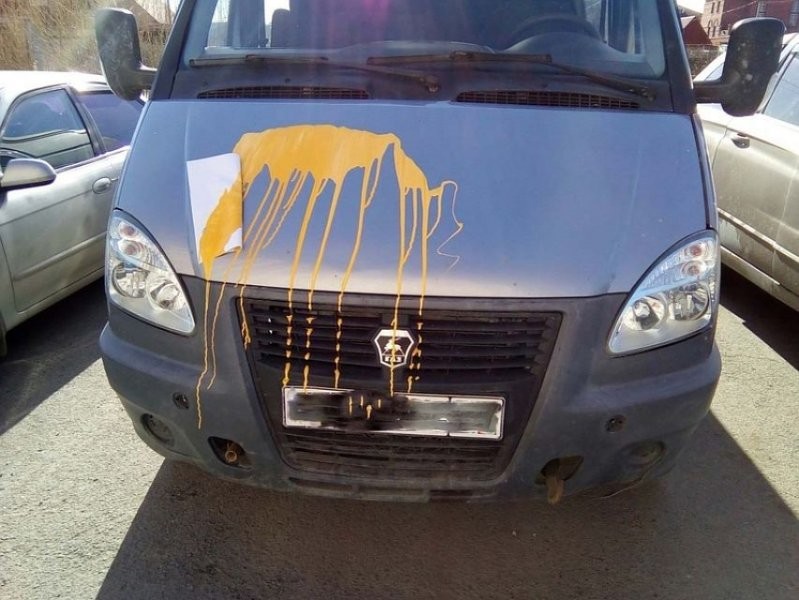 В Тюмени коллекторы измазали краской шесть автомобилей