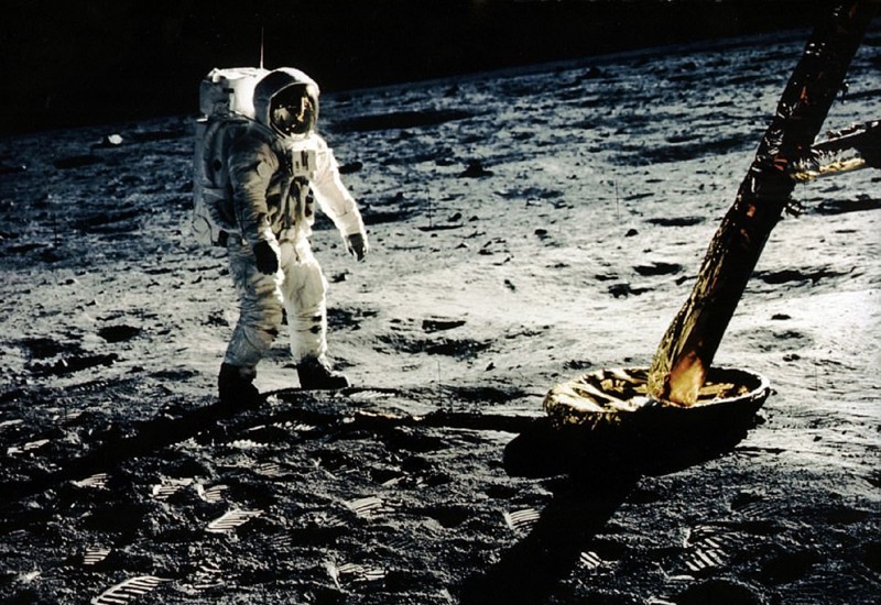 Астронавт Эдвин Олдрин на лунной поверхности около опоры лунного модуля "Орел"