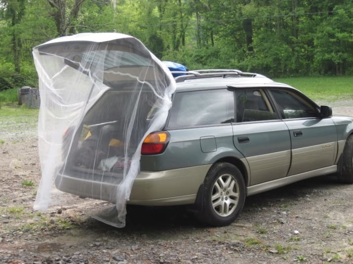 Москитная сетка на открытом багажнике, чтобы не запустить тучу комаров в салон автомобиля