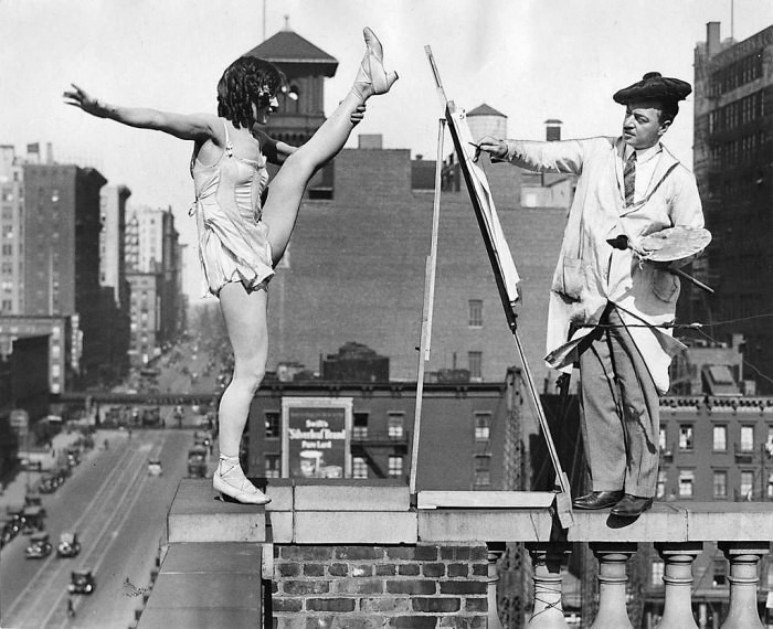 Танцовщица Мисс Гилмор позирует на крыше Бродвейского театра английскому художнику McCutcheon, Нью–Йорк, США, 1925 год.