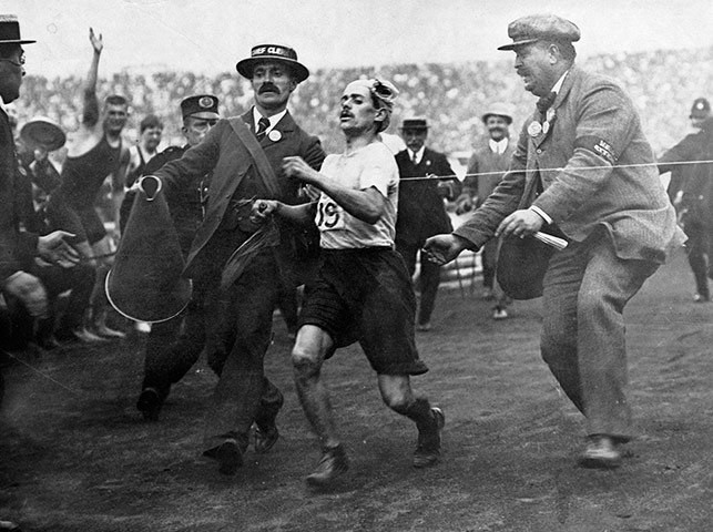 Арбитр помогает итальянцу Дорандо Пьетри прийти к финишу марафонского забега. Олимпиада в Лондоне, 1908 год.