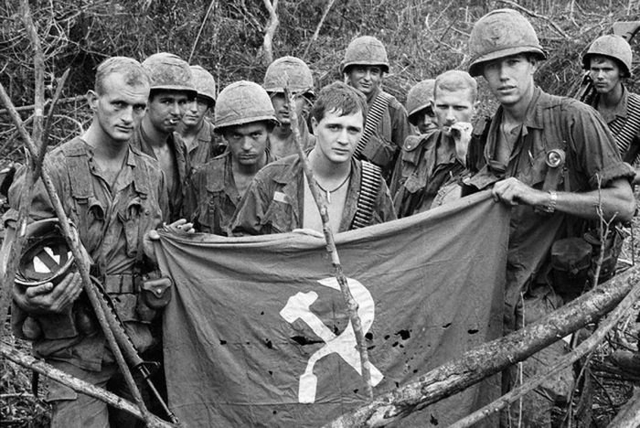 Солдаты 173–й воздушно–десантной бригады держат флаг Партии трудящихся Вьетнама