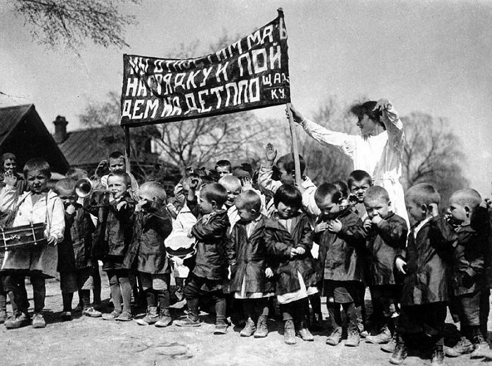 «Мы отпустим мать на грядку и пойдем на детплощадку». Первые ясли в деревне, 1928 год.