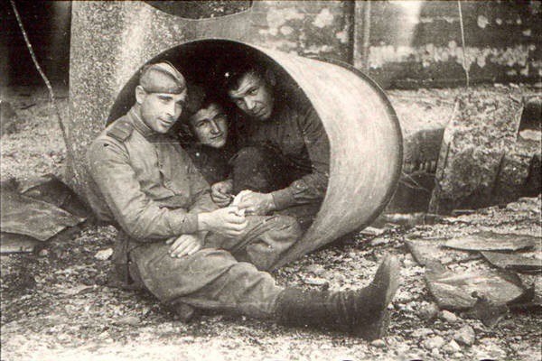 Советские солдаты в гильзе немецкой пушки "Dora", 1944 год.