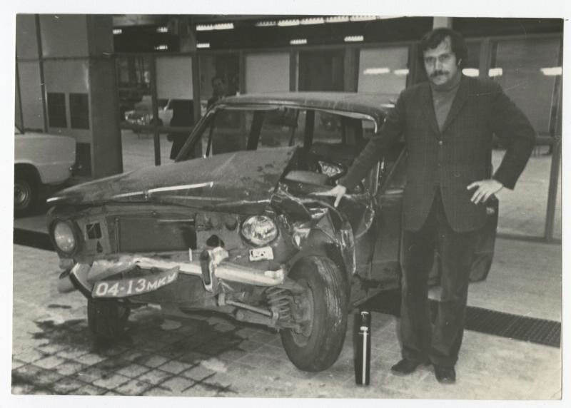 Писатель Василии Аксенов у разбитого автомобиля «Жигули», 1970-е.