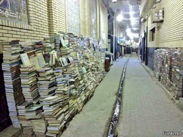 На книжный рынке в Ираке книги на ночь оставляют без присмотра