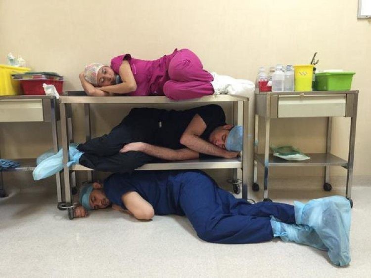 В ответ на это один мексиканский доктор выложил свой снимок с тегом «я тоже уснул»