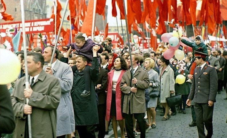 Демонстрации - страна отмечает первомай. 