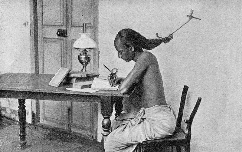 1900. Индийский студент готовится к экзаменам. Чтобы не заснуть привязал свои волосы к стене.