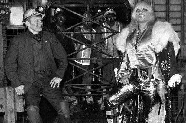 Рестлер Адриан Стрит с отцом-шахтером, 1973 год.