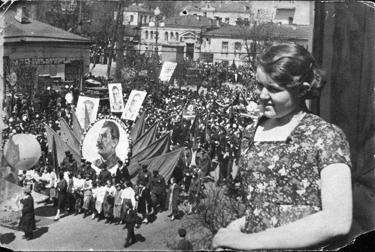 14. Девушка наблюдает за демонстрацией из дома, 1930 год