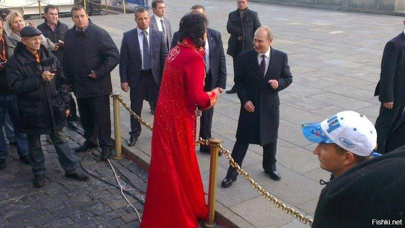 Вчера в Москве какой-то румын прицепился к Путину с предложением погадать