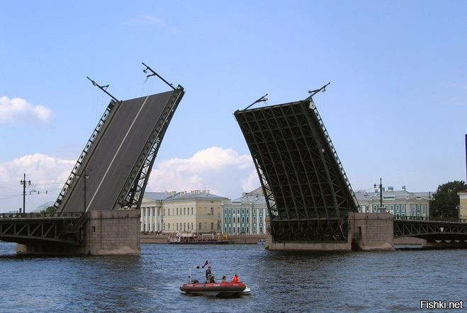 Туристы при виде разведенных мостов в Санкт-Петербурге чаще всего