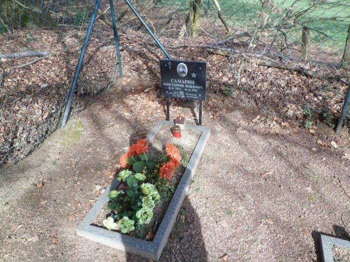 На могиле у одного из командиров установлен памятник с фотографией. 