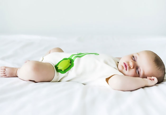 Одежда для новорожденного со встроенным устройством отслеживания активности