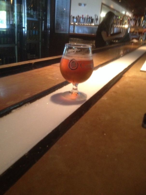 Через бар проходит полоска льда - теперь пиво может быть холодным всегда