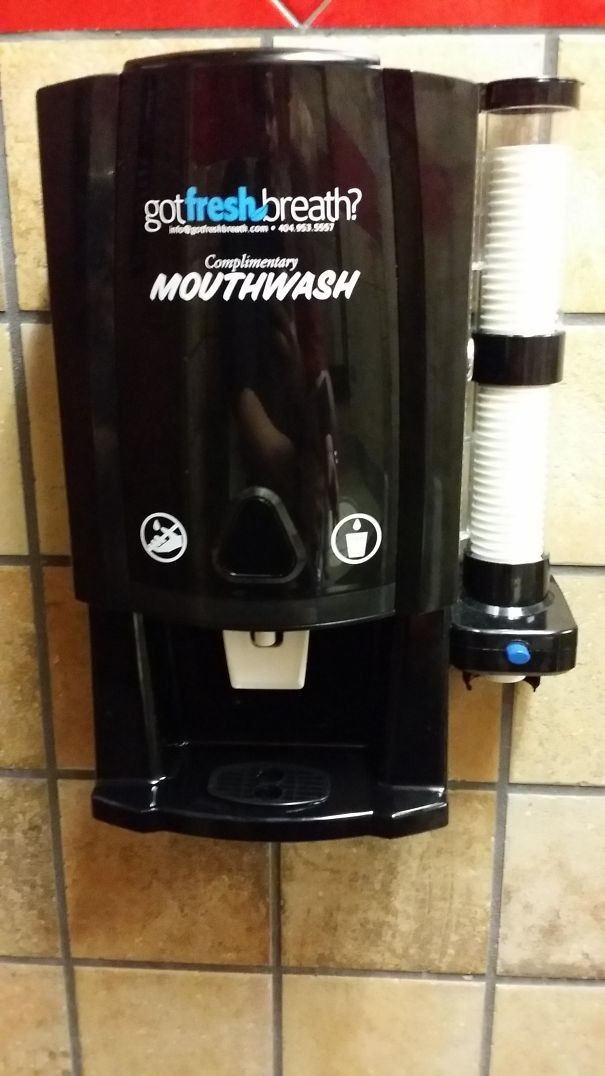 Автомат с жидкостью для полоскания полости рта в ресторане