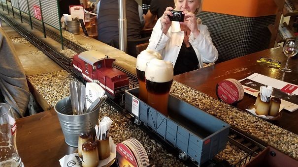 Оригинальный способ подачи пива в пражском ресторане - на миниатюрном поезде