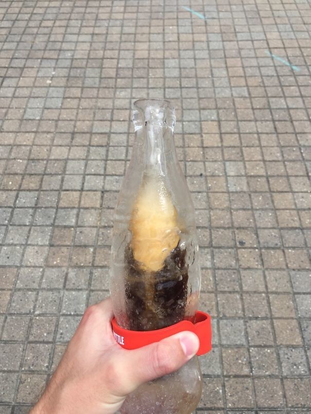 Бутылка колы, сделанная изо льда